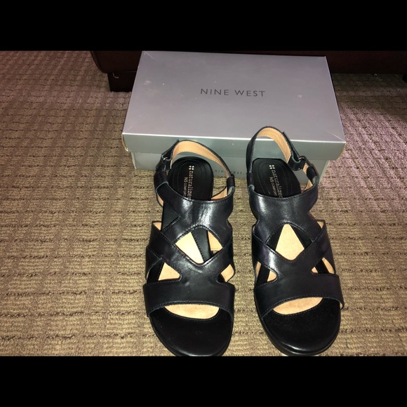 Black short heels - Picture 2 of 6